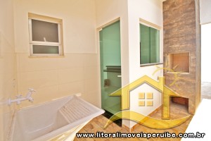 Casa - Térrea com 3 quartos (sendo 1 suite(s)) a 0,00 metros praia.