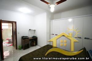 Casa - Térrea com Edícula com 2 dormitórios (sendo 1 suite(s)) a 900,00 metros praia.