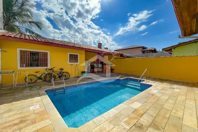 Casa - Térrea com Edícula com 3 dormitórios (sendo 1 suite(s)) a 600,00 metros praia.
