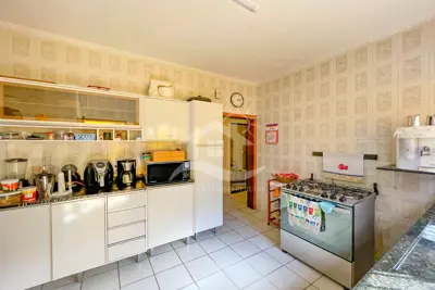 Casa - Térrea com Edícula com 3 dormitórios (sendo 1 suite(s)) a 600,00 metros praia.
