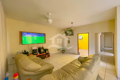 Casa - Térrea com Edícula com 3 dormitórios (sendo 1 suite(s)) a 600,00 metros praia.