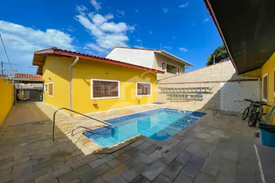 Casa - Térrea com Edícula com 3 dormitórios (sendo 1 suite(s)) a 600,00 metros praia.