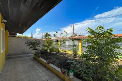 Casa - Térrea com Edícula com 3 dormitórios (sendo 1 suite(s)) a 600,00 metros praia.