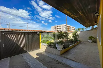 Casa - Térrea com Edícula com 3 dormitórios (sendo 1 suite(s)) a 600,00 metros praia.