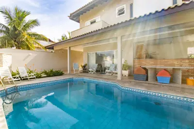 Casa - Sobrado com 4 dormitórios (sendo 2 suite(s)) a 100,00 metros praia.