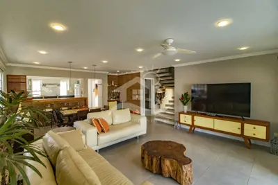 Casa - Sobrado com 4 dormitórios (sendo 2 suite(s)) a 100,00 metros praia.