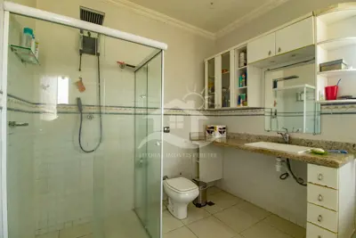Casa - Sobrado com 4 dormitórios (sendo 2 suite(s)) a 100,00 metros praia.