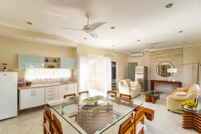 Casa - Sobrado com 4 dormitórios (sendo 2 suite(s)) a 100,00 metros praia.