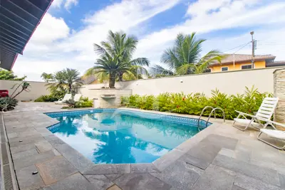 Casa - Sobrado com 4 dormitórios (sendo 2 suite(s)) a 100,00 metros praia.