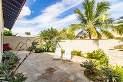 Casa - Sobrado com 4 dormitórios (sendo 2 suite(s)) a 100,00 metros praia.