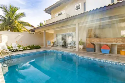 Casa - Sobrado com 4 dormitórios (sendo 2 suite(s)) a 100,00 metros praia.