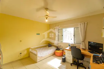 Casa - Sobrado com 4 dormitórios (sendo 2 suite(s)) a 100,00 metros praia.