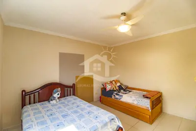 Casa - Sobrado com 4 dormitórios (sendo 2 suite(s)) a 100,00 metros praia.
