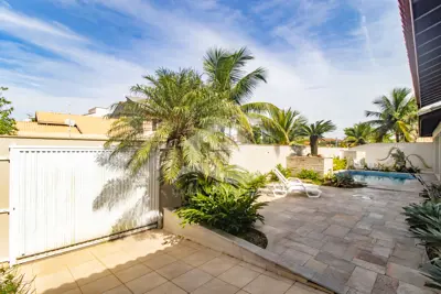 Casa - Sobrado com 4 dormitórios (sendo 2 suite(s)) a 100,00 metros praia.
