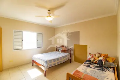 Casa - Sobrado com 4 dormitórios (sendo 2 suite(s)) a 100,00 metros praia.