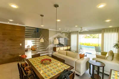Casa - Sobrado com 4 dormitórios (sendo 2 suite(s)) a 100,00 metros praia.