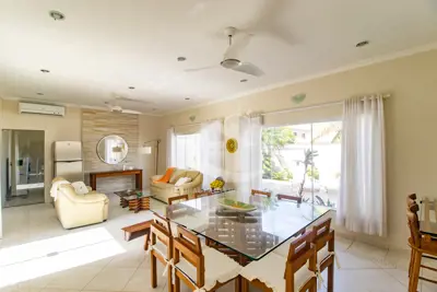 Casa - Sobrado com 4 dormitórios (sendo 2 suite(s)) a 100,00 metros praia.
