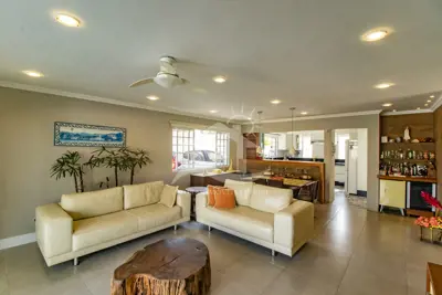 Casa - Sobrado com 4 dormitórios (sendo 2 suite(s)) a 100,00 metros praia.