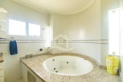 Casa - Sobrado com 4 dormitórios (sendo 2 suite(s)) a 100,00 metros praia.