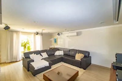 Casa - Sobrado com 4 dormitórios (sendo 2 suite(s)) a 100,00 metros praia.