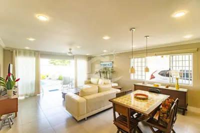 Casa - Sobrado com 4 dormitórios (sendo 2 suite(s)) a 100,00 metros praia.