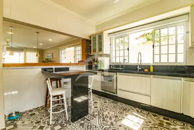 Casa - Sobrado com 4 dormitórios (sendo 2 suite(s)) a 100,00 metros praia.
