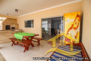 Casa - Sobrado com 3 quartos (sendo 3 suite(s)) a 1000,00 metros praia.