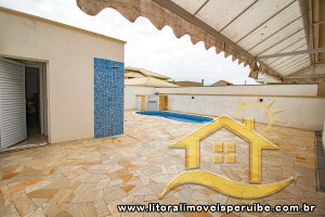 Casa - Sobrado com 3 quartos (sendo 3 suite(s)) a 1000,00 metros praia.