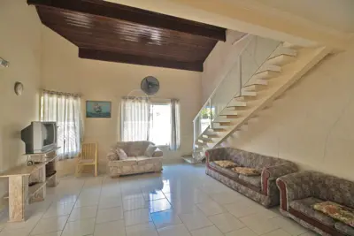 Casa - Sobrado com 4 dormitórios (sendo 2 suite(s)) a 100,00 metros praia.