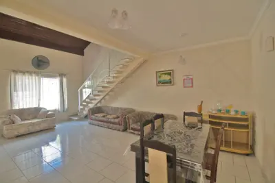 Casa - Sobrado com 4 dormitórios (sendo 2 suite(s)) a 100,00 metros praia.