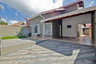 Casa - Sobrado com 4 dormitórios (sendo 2 suite(s)) a 100,00 metros praia.