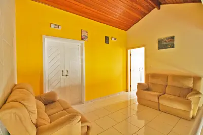 Casa - Sobrado com 4 dormitórios (sendo 2 suite(s)) a 100,00 metros praia.