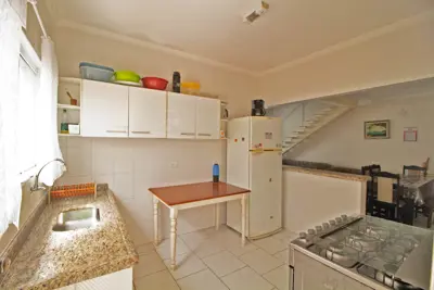 Casa - Sobrado com 4 dormitórios (sendo 2 suite(s)) a 100,00 metros praia.