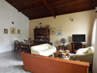 Casa - Térrea com 3 quartos (sendo 1 suite(s)) a 200,00 metros praia.