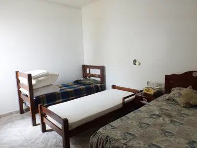 Casa - Térrea com 3 quartos (sendo 1 suite(s)) a 200,00 metros praia.