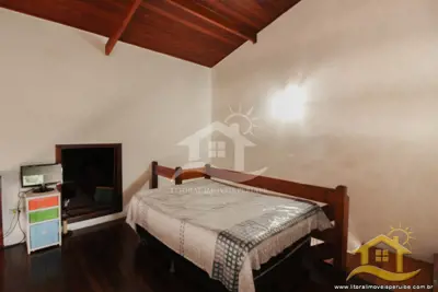 Casa - Térrea com 3 quartos (sendo 3 suite(s)) a 2,00 metros praia.
