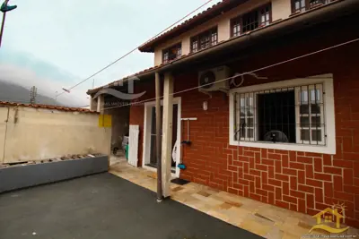 Casa - Térrea com 3 quartos (sendo 3 suite(s)) a 2,00 metros praia.