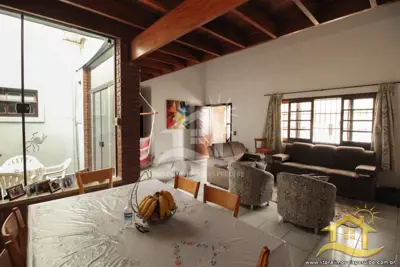 Casa - Térrea com 3 quartos (sendo 3 suite(s)) a 2,00 metros praia.