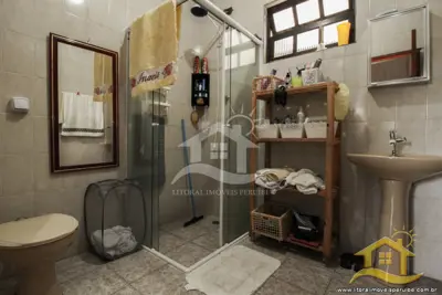 Casa - Térrea com 3 quartos (sendo 3 suite(s)) a 2,00 metros praia.
