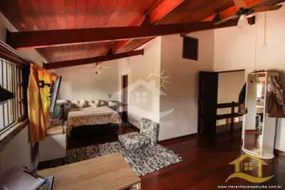 Casa - Térrea com 3 quartos (sendo 3 suite(s)) a 2,00 metros praia.