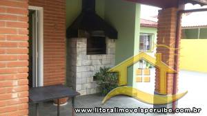 Casa - Térrea com 2 dormitórios (sendo 1 suite(s)) a 700,00 metros praia.