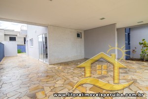 Casa - Sobrado com 4 dormitórios (sendo 4 suite(s)) a 1000,00 metros praia.