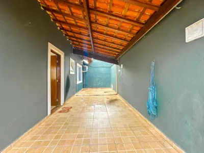 Casa - Térrea com 2 quartos (sendo 1 suite(s)) a 600,00 metros praia.