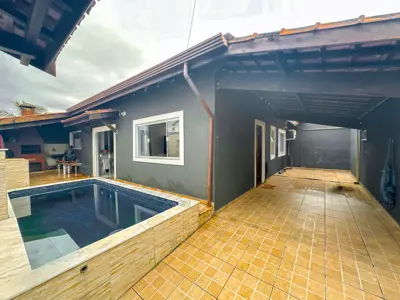 Casa - Térrea com 2 quartos (sendo 1 suite(s)) a 600,00 metros praia.