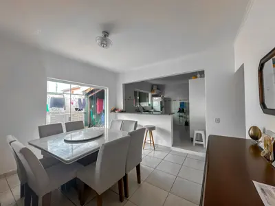 Casa - Térrea com 2 quartos (sendo 1 suite(s)) a 600,00 metros praia.