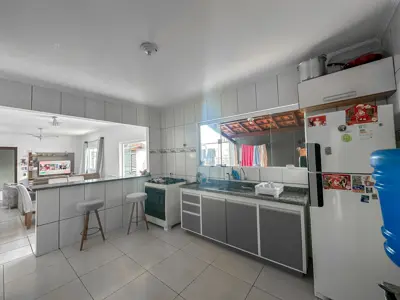Casa - Térrea com 2 quartos (sendo 1 suite(s)) a 600,00 metros praia.