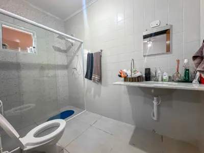 Casa - Térrea com 2 quartos (sendo 1 suite(s)) a 600,00 metros praia.