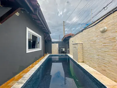 Casa - Térrea com 2 quartos (sendo 1 suite(s)) a 600,00 metros praia.
