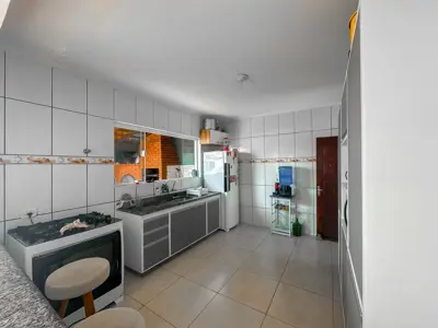 Casa - Térrea com 2 quartos (sendo 1 suite(s)) a 600,00 metros praia.