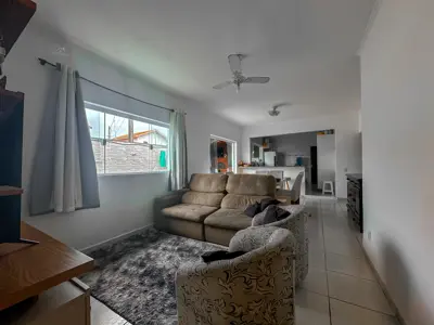 Casa - Térrea com 2 quartos (sendo 1 suite(s)) a 600,00 metros praia.
